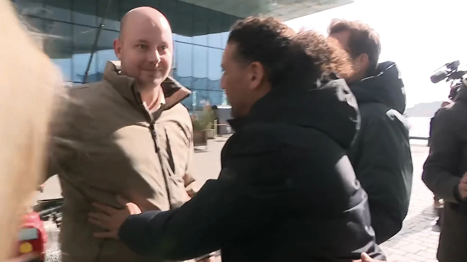 Chaotische taferelen als Ali B het gerechtshof verlaat: ‘Kijk uit!’