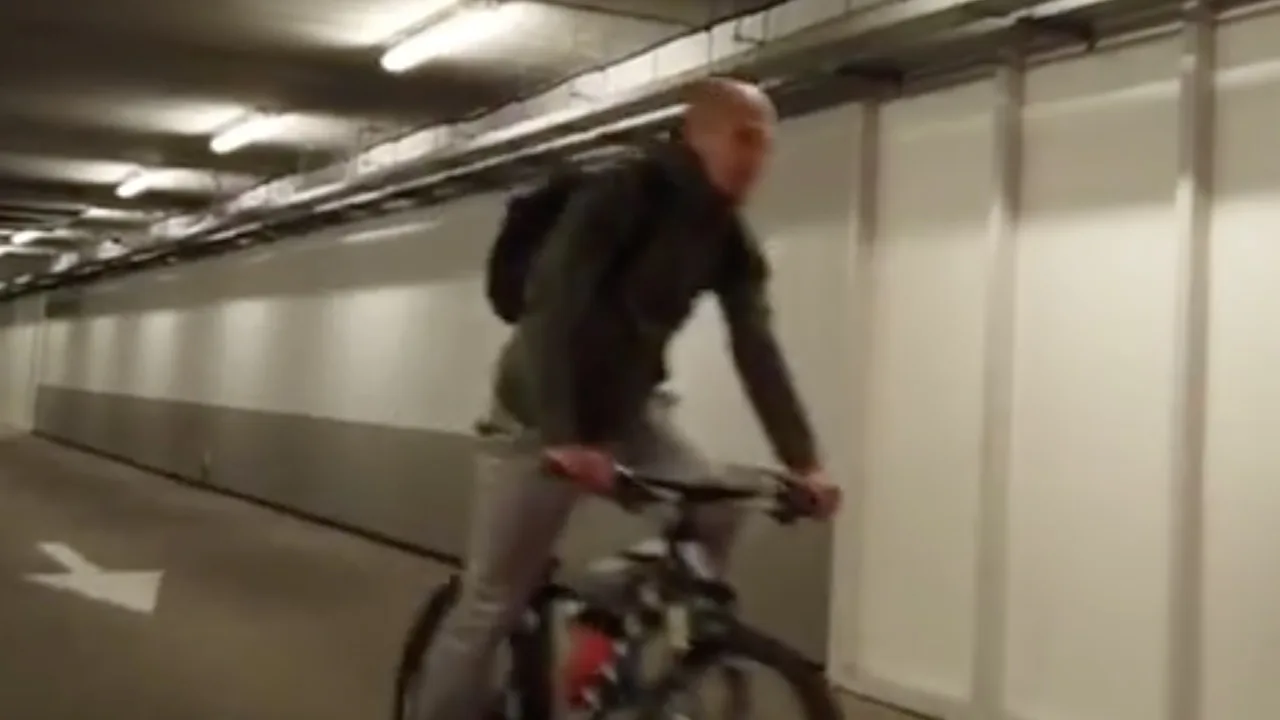 Robben arriveert op de fiets en keert terug in selectie Groningen