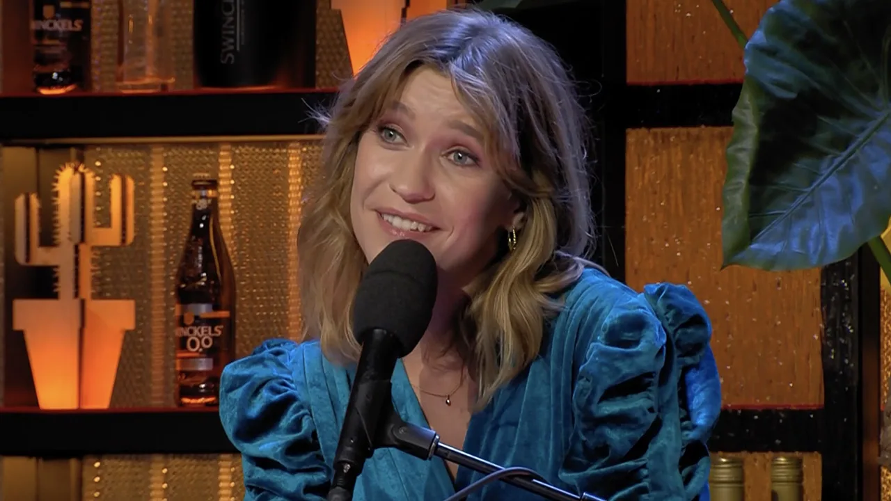 Juliet vat de val van het kabinet op muzikale wijze samen bij De Oranjezomer!