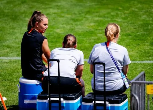 Oranje traint dag voor finale zonder Martens