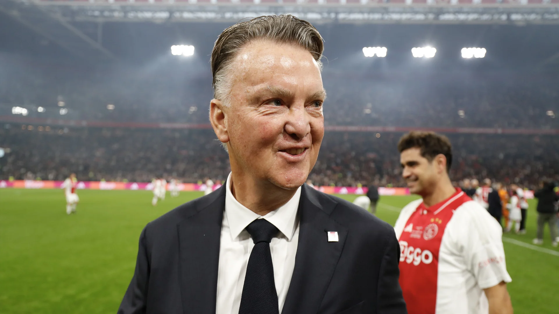 Van Gaal spreekt jeugdspelers van Ajax toe met belangrijke boodschap: ‘Typisch Louis!’