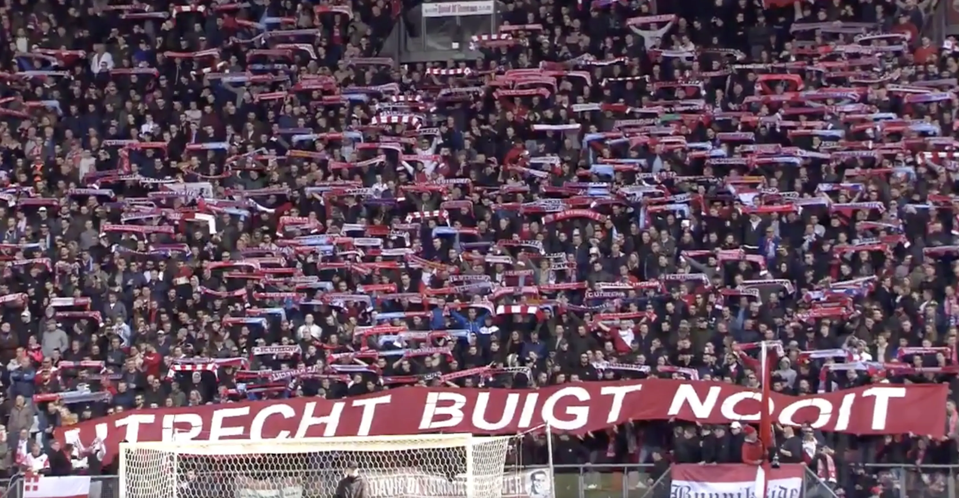 Prachtig eerbetoon bij Utrecht - Feyenoord aan slachtoffers aanslag 