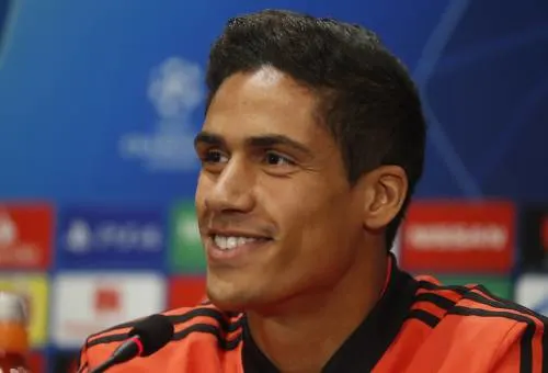 Geblesseerde Varane met Fransen naar De Kuip