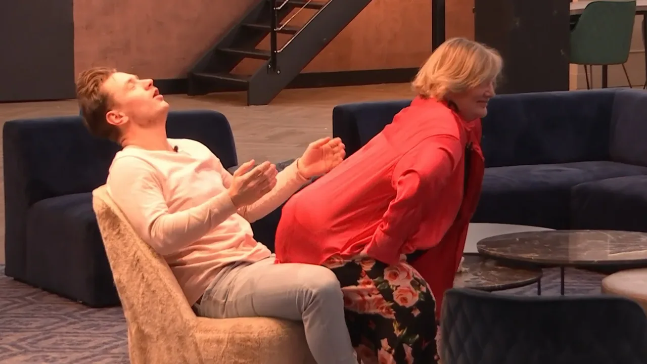 Video: De Bondgenoten-deelneemster Mary geeft pikante lapdance