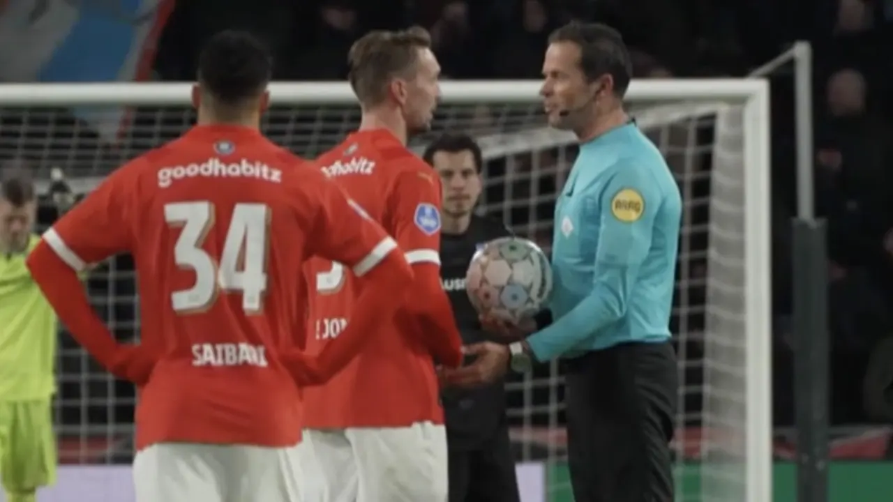 Video: Onderonsje tussen Bas Nijhuis en Luuk de Jong na VAR-moment: 'Dat is zo lullig'