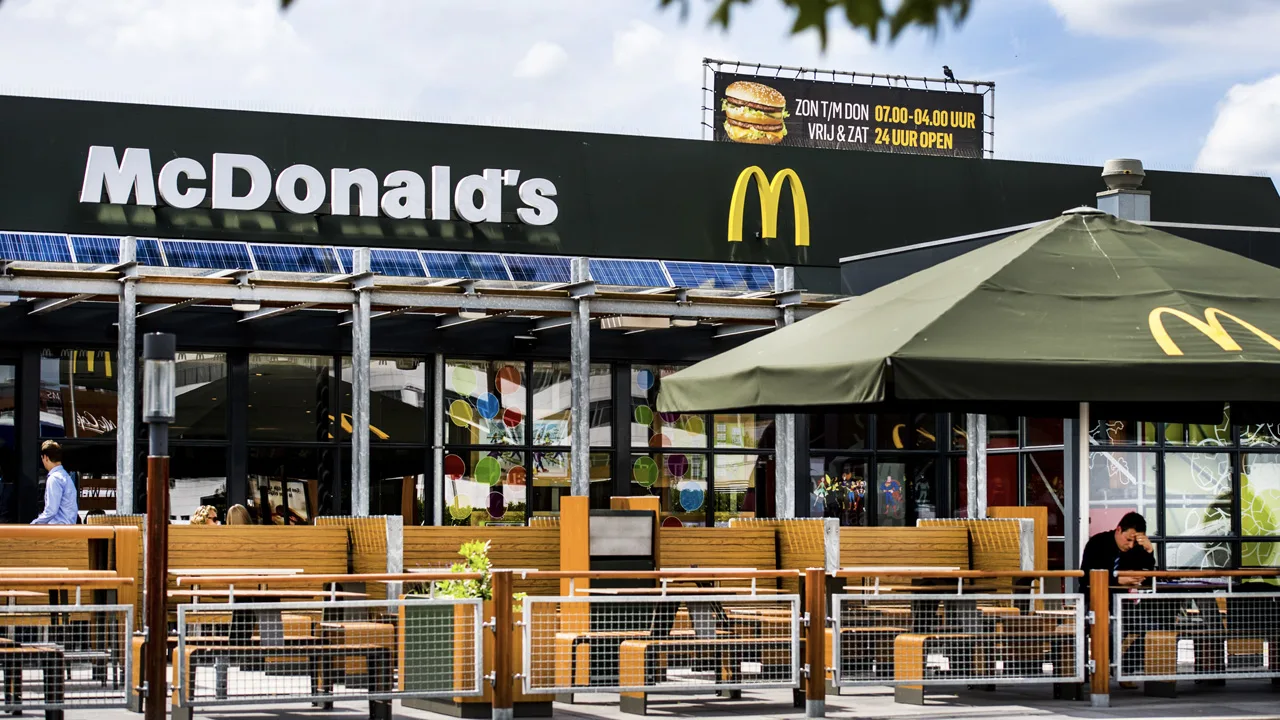 Roken binnenkort niet meer toegestaan op terrassen van McDonald’s