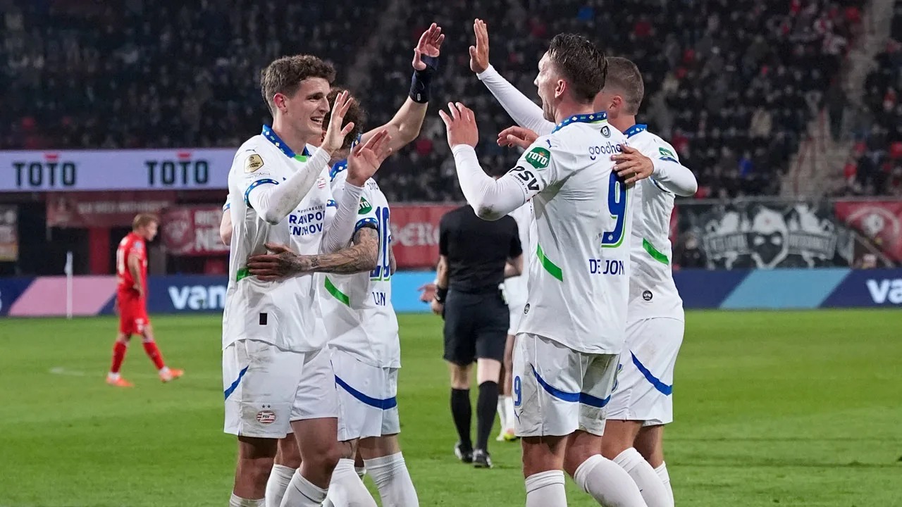 PSV wint uitduel bij FC Twente en verkleint achterstand op Ajax