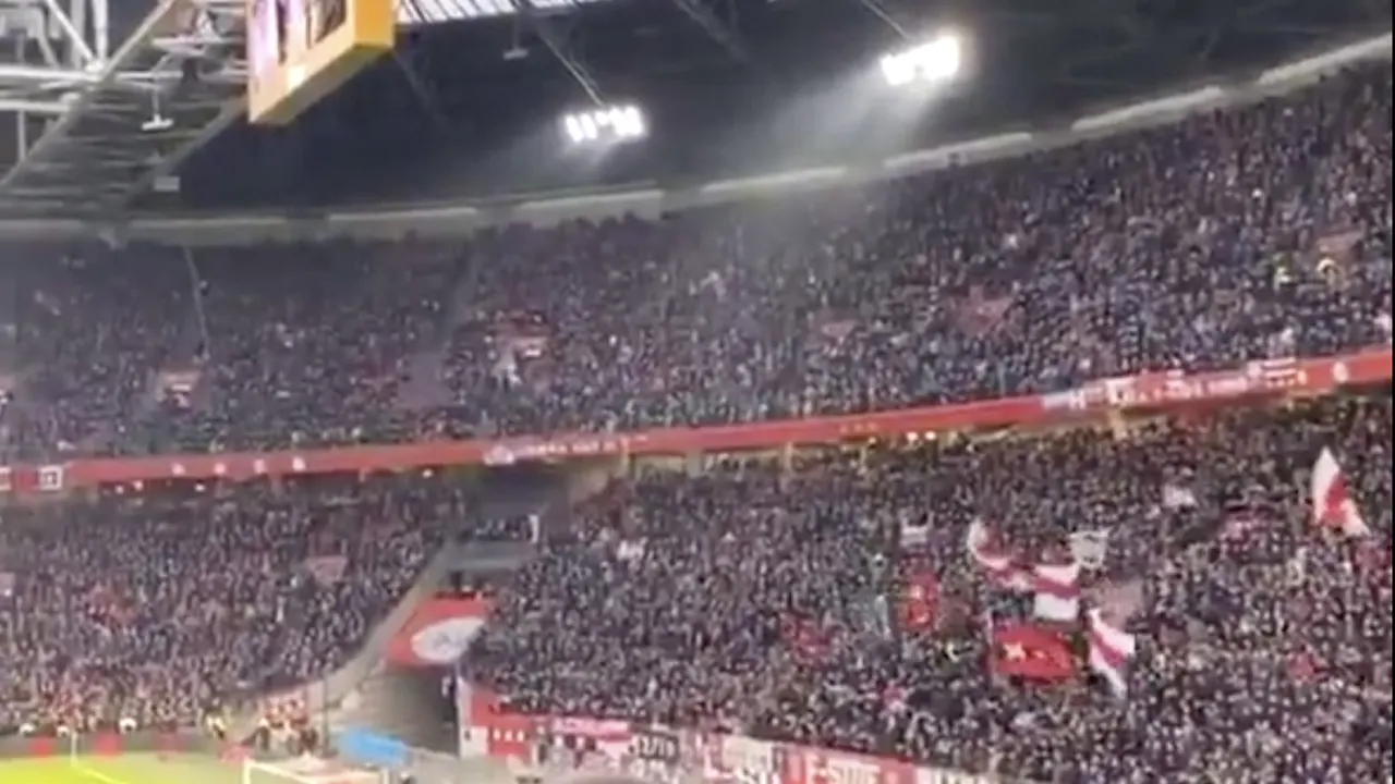 Neres zingt keihard mee met 'Bloed, Zweet en Tranen' in Arena