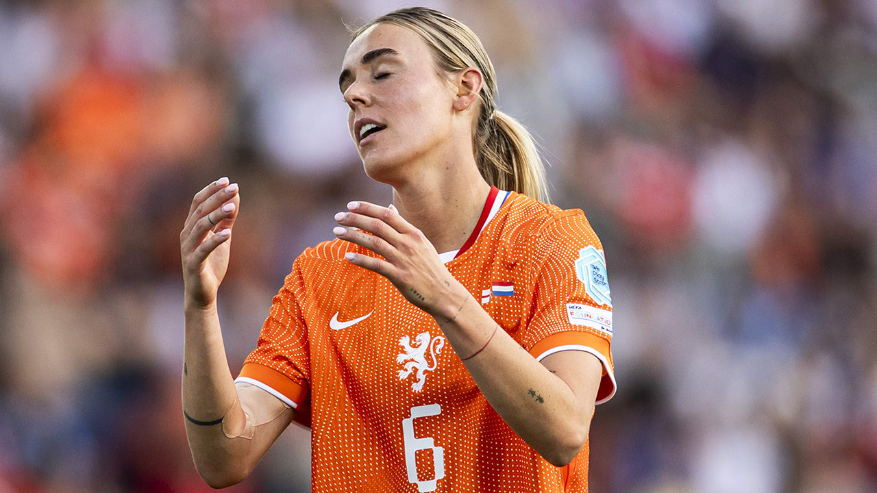 Oranje Leeuwinnen na kansloze nederlaag tegen Engeland dichtbij uitschakeling op EK