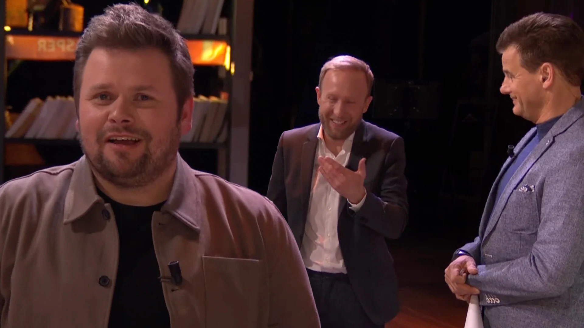 Na Raymond Mens gaat ook Thomas van Groningen voor staande ovatie: 'Ik ben Thomas, politiek duider!'