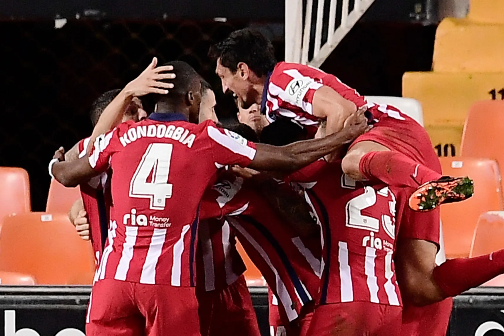 Atlético Madrid wint dankzij eigen doelpunt ook in Valencia