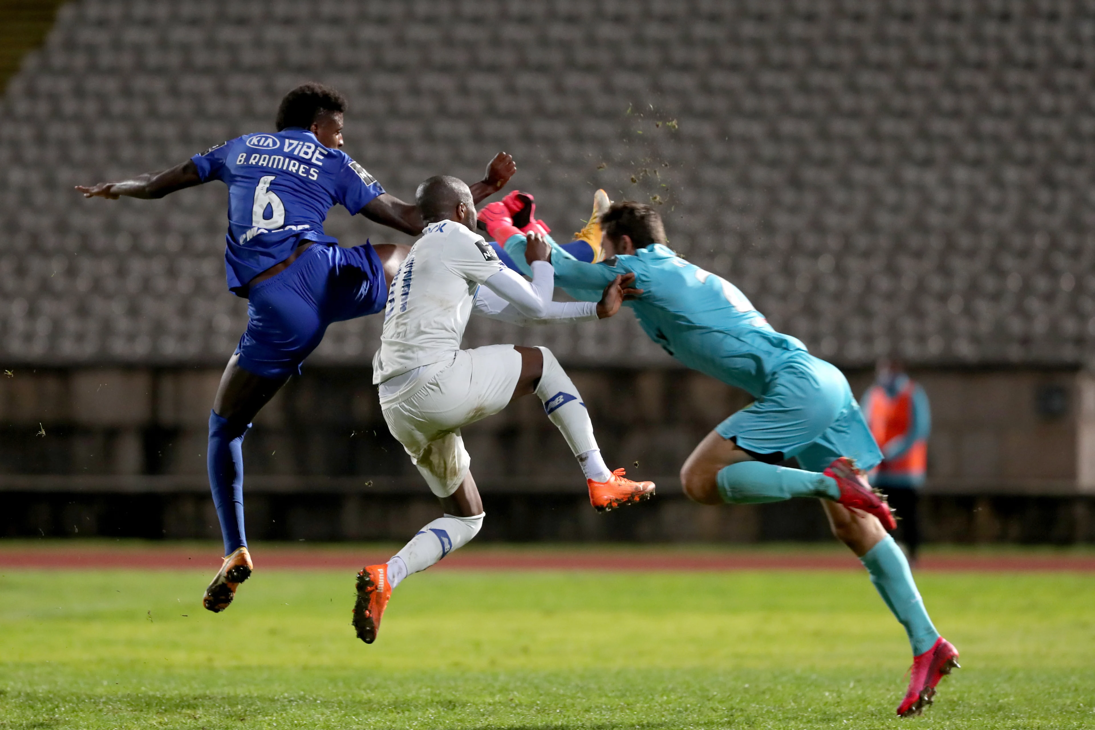 Porto-verdediger houdt rugletsel en hersenschudding over na horrorbotsing