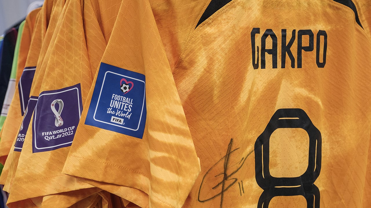 Na negen maanden nog altijd geen cent van opbrengst veiling WK-shirts Oranje bij arbeidsmigranten