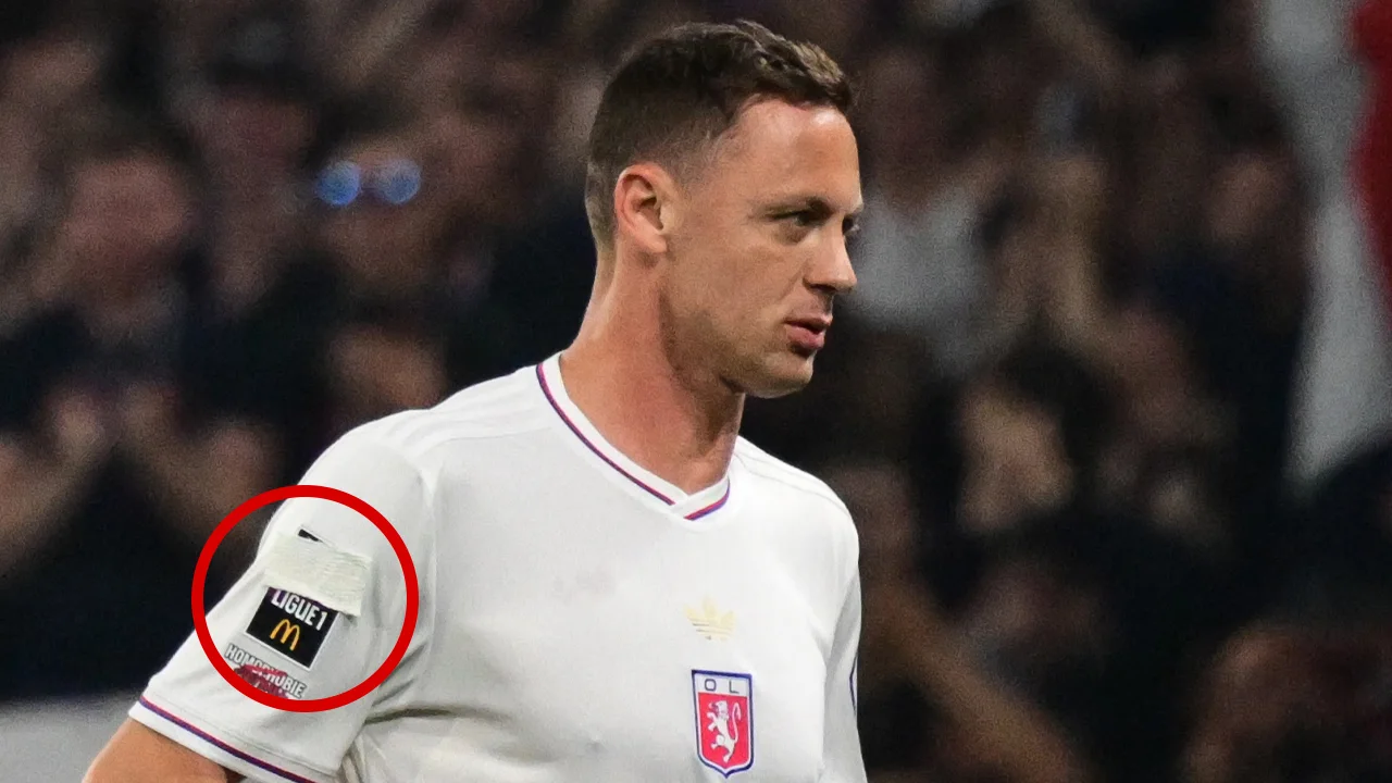 Franse tuchtcommissie schorst twee spelers om afplakken regenboogvlag