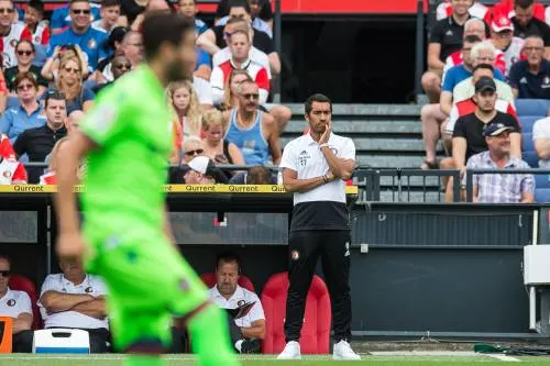 Van Bronckhorst gooit Feyenoord op de schop