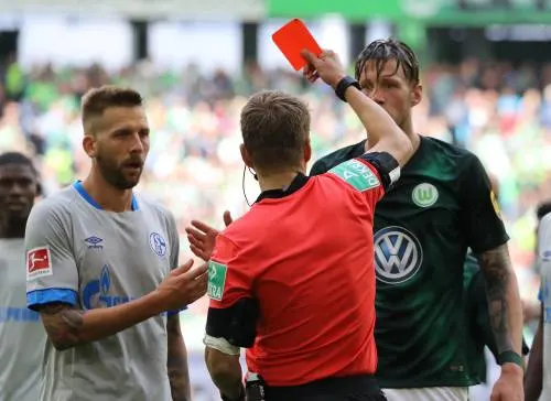 Weghorst ontsnapt aan rood bij debuut