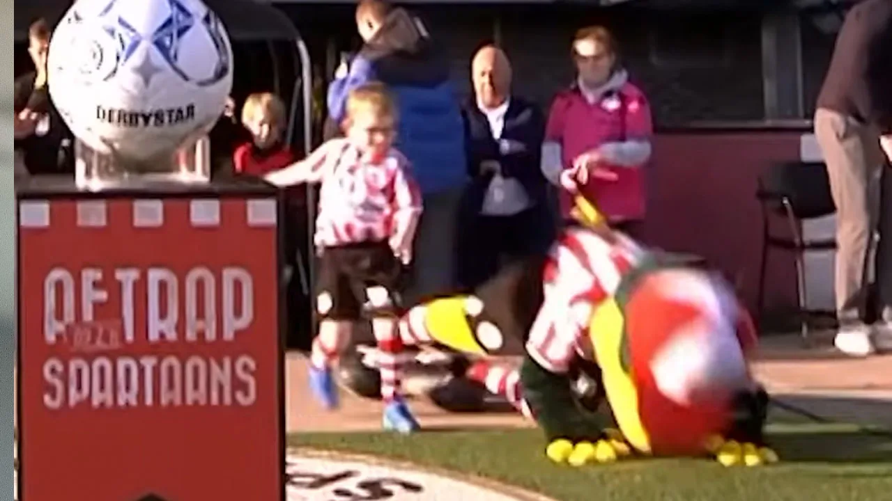 Hilarische beelden: Sparta-mascotte gaat vol onderuit tijdens opkomst op het veld