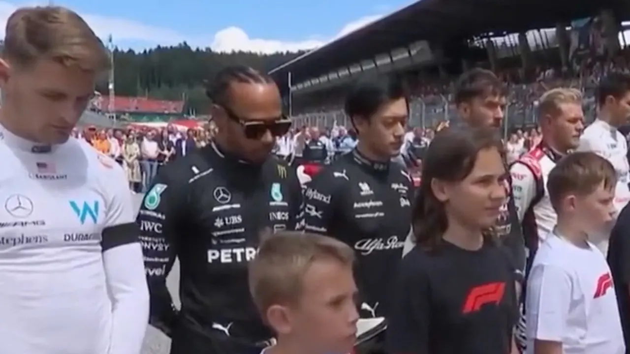 Indrukwekkende minuut stilte bij Formule 1 voor overleden Dilano van 't Hoff