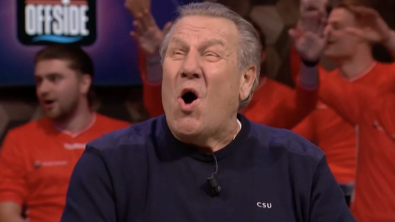 Goud! Jan Boskamp zingt voorafgaand aan Veronica Offside mee met Engelbewaarder en Sweet Caroline!