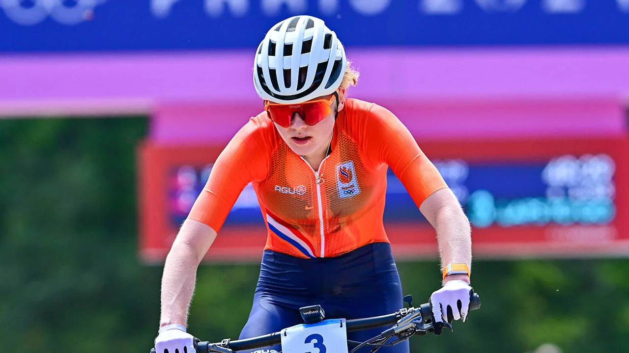 Mountainbikester Puck Pieterse grijpt naast eerste medaille voor Nederland na lekke band