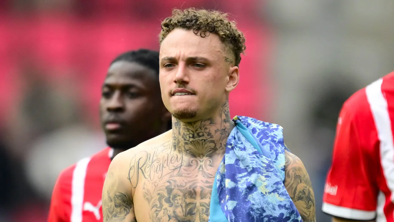 Noa Lang wekt woede bij PSV-fans: 'Strik erom en weg ermee!'