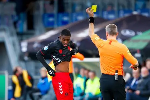 Bazoer krijgt rood na aanvaring met vierde man