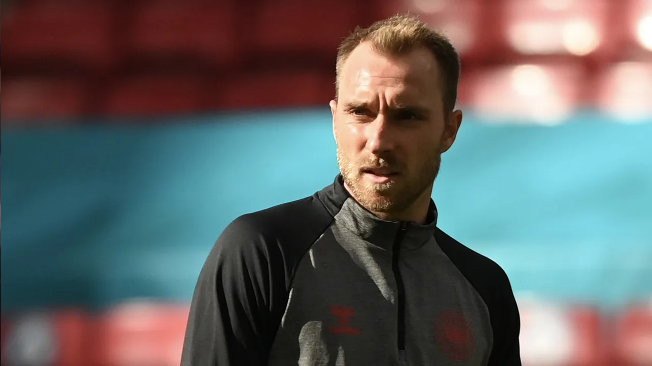 Deense voetbalfans gaan in 10e minuut klappen voor Eriksen