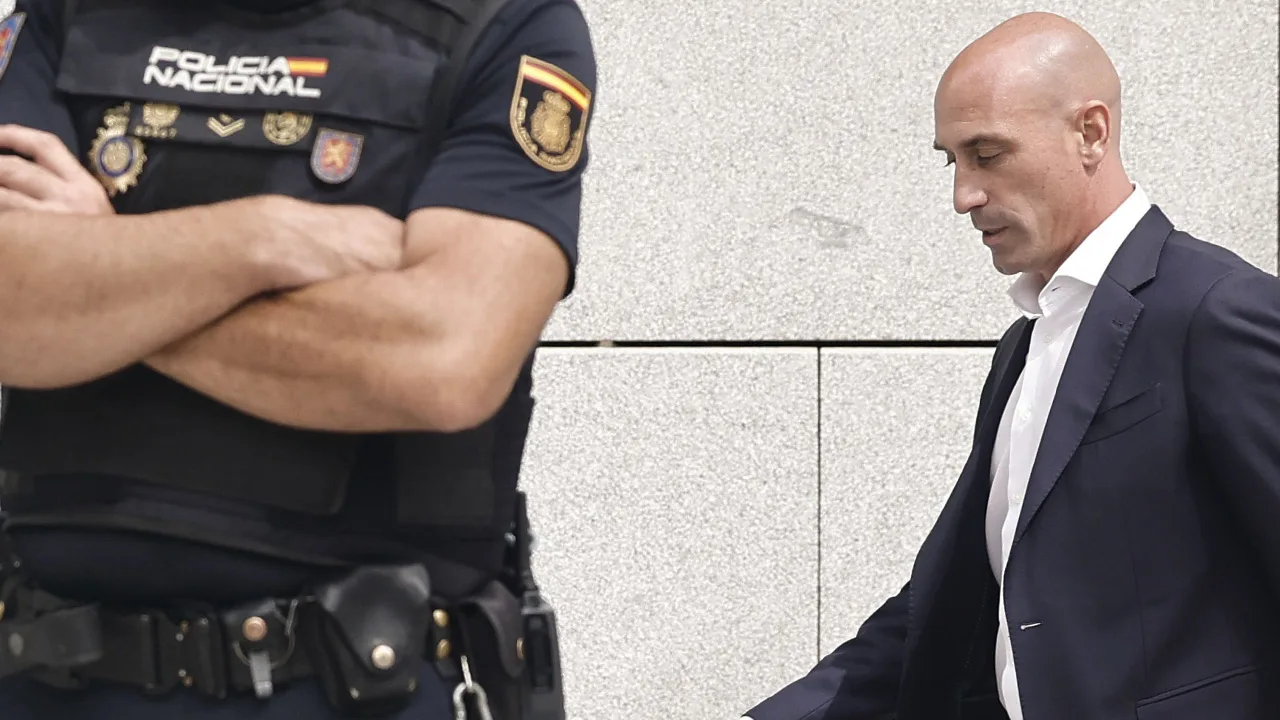 Voormalig Spaanse bondsvoorzitter Rubiales aangehouden bij terugkeer in Spanje