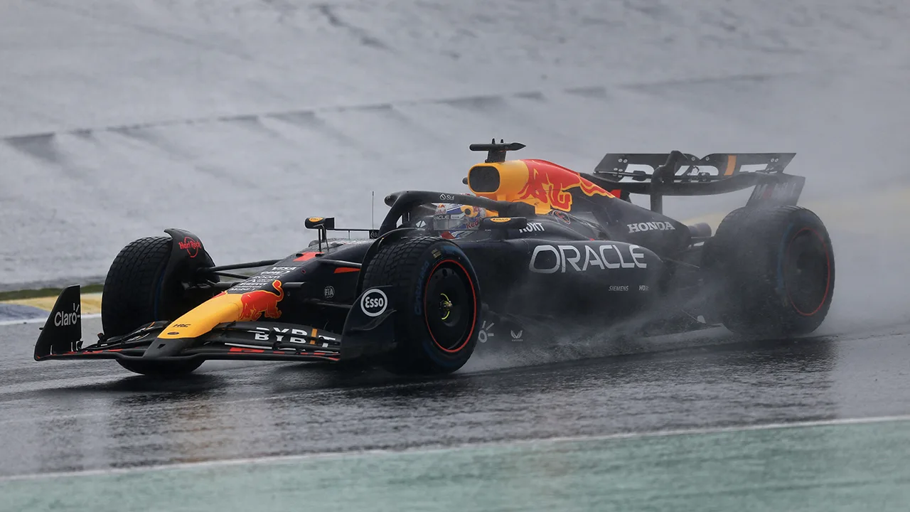 Max Verstappen haalt Q3 niet en begint als zeventiende in Brazilië