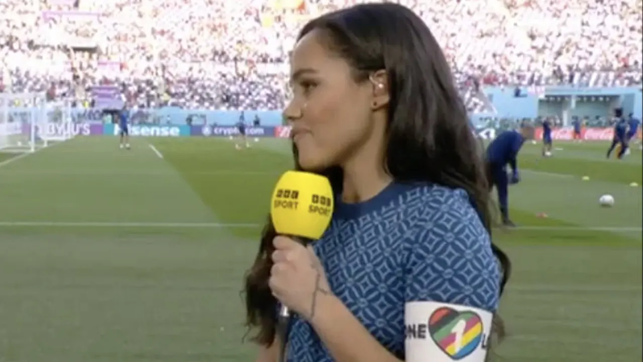 BBC-analyticus draagt OneLove-band naast het veld in aanloop naar duel tussen Engeland en Iran