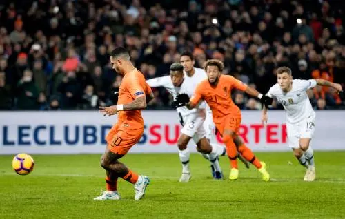 Depay denkt aan Panenka en vernerdert Fransen