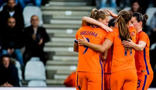 Voetbalsters in 2021 naar Engeland voor EK