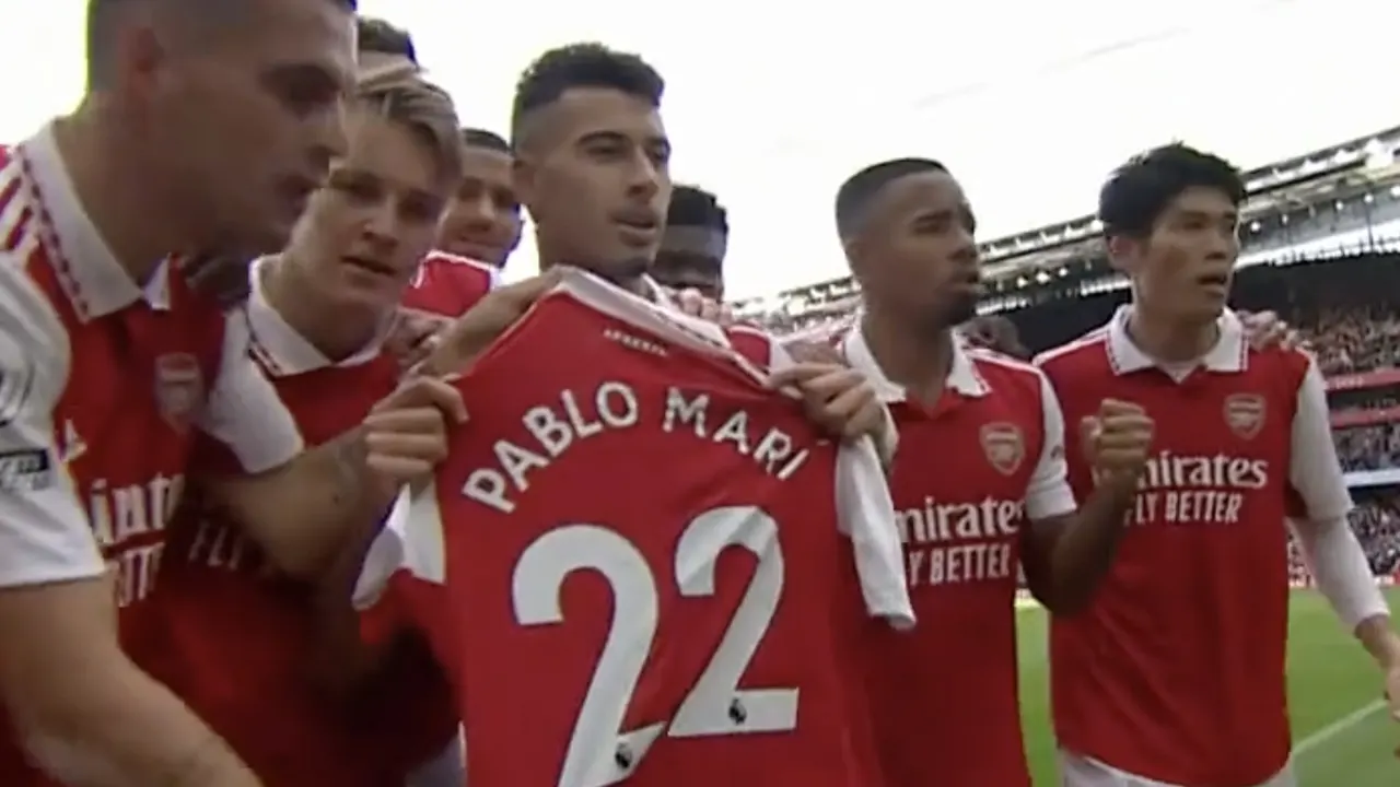 Video: Martinelli draagt doelpunt op aan neergestoken ploeggenoot Marí