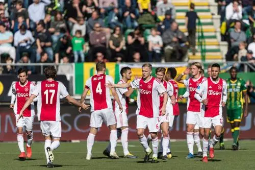 Ajax zet PSV onder druk met zege op ADO