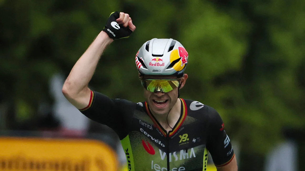 Wout van Aert sluit Tour af met spectaculaire ritzege in Parijs