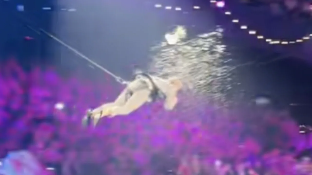 Video: Mart Hoogkamer krijgt bierdouche terwijl hij over publiek in Ziggo Dome vliegt