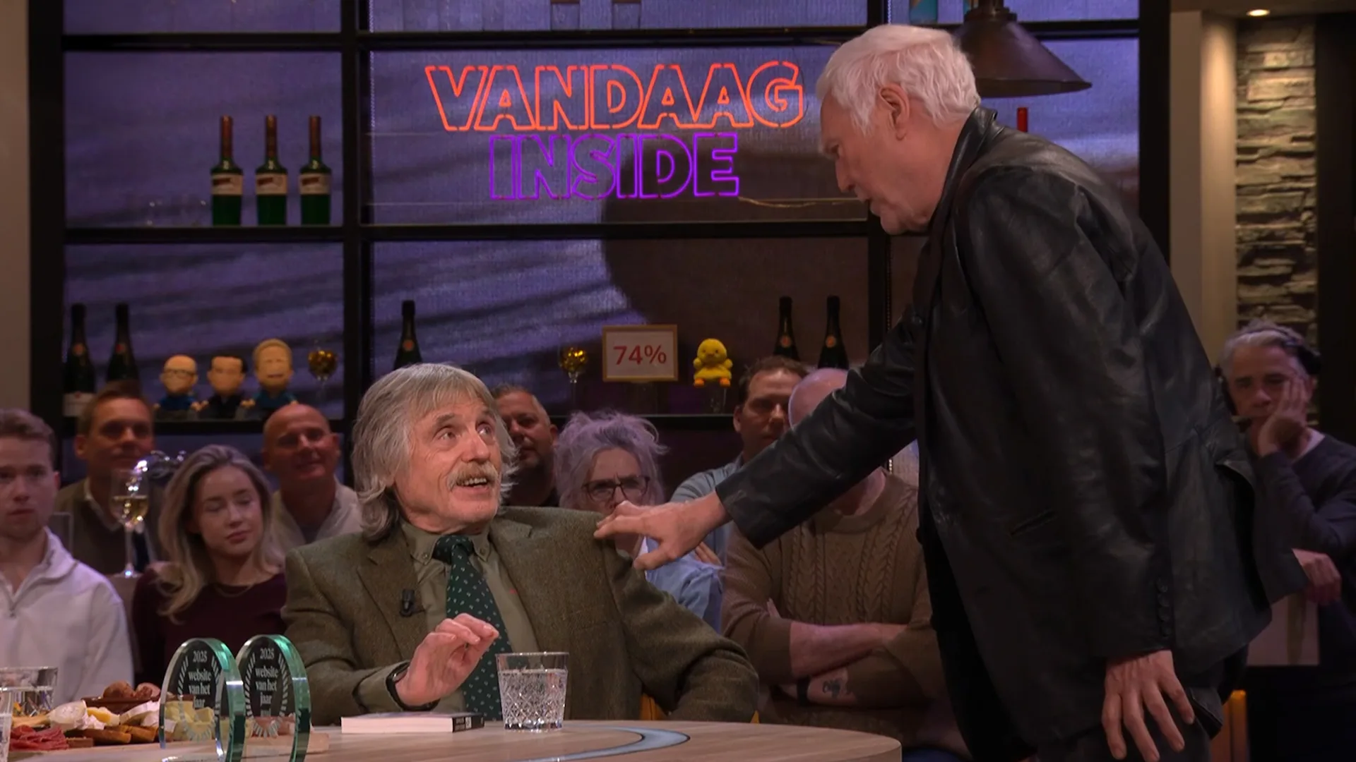 Cesar Zuiderwijk staat plotseling op en loopt naar Johan Derksen: 'Mag ik even bij je komen?'