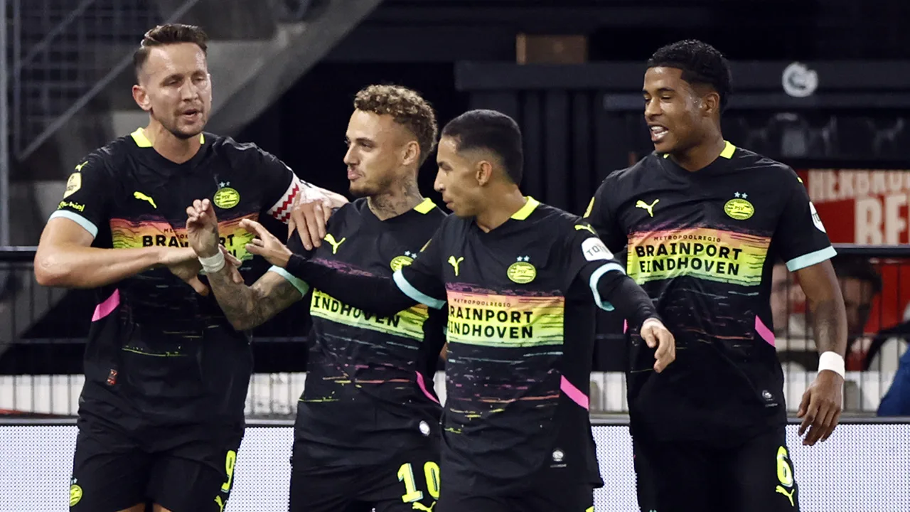 PSV behoudt perfecte reeks na eenvoudige overwinning op tiental AZ