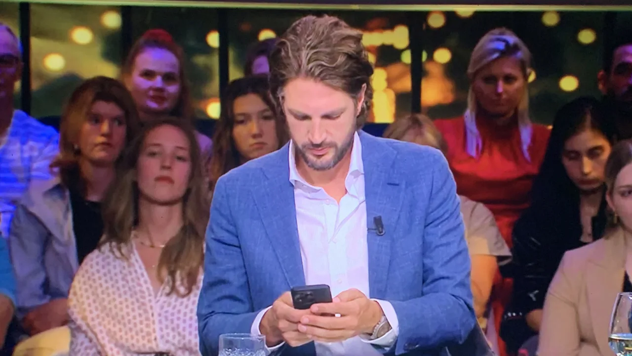 Renze doet 'Wilfred Geneetje' en zit tijdens uitzending op telefoon: 'Wat gebeurt hier?'