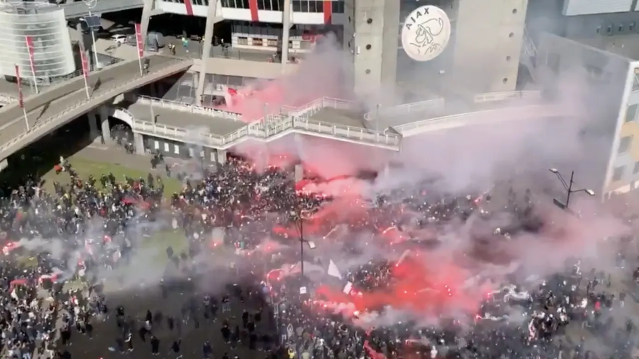 Ajax-spelers en supporters vieren groot feest bij Johan Cruijff Arena