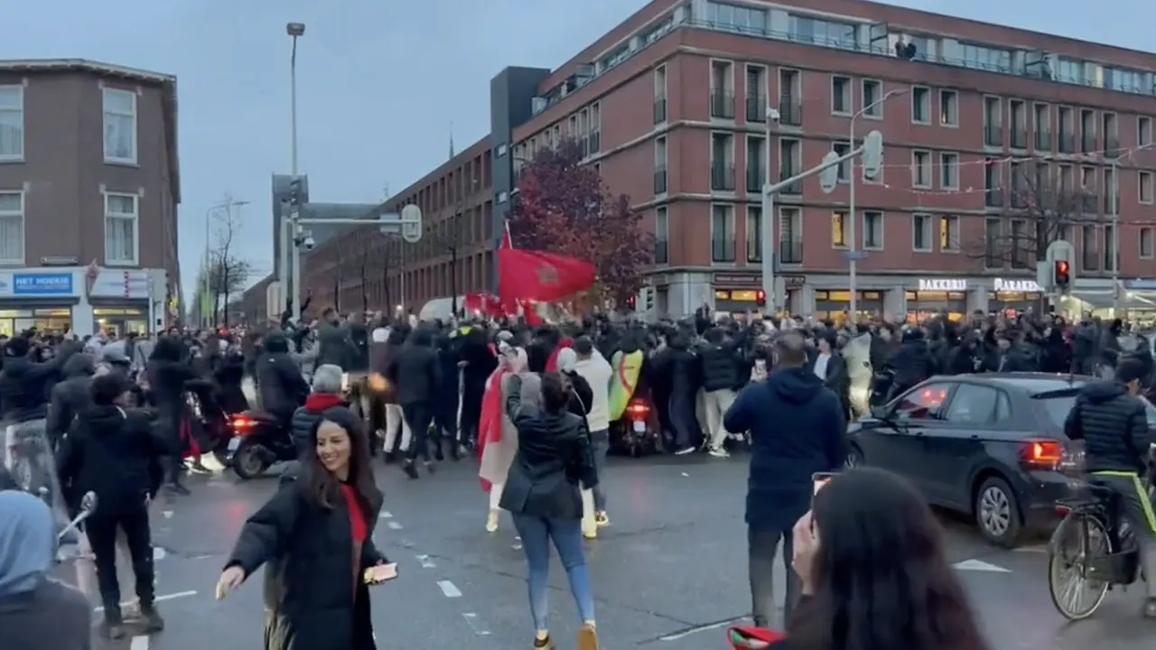 Video: Haagse Schilderswijk viert feest na knappe WK-zege Marokko