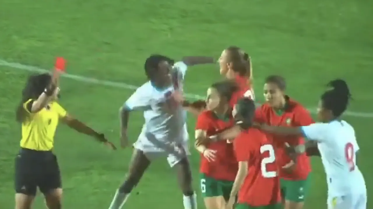 Video: voetbalster Congo krijgt rood en slaat tegenstander neer met linkse hoek 