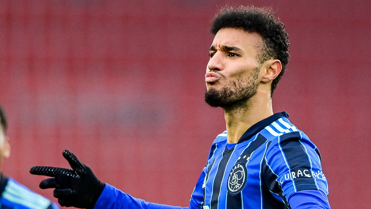 Omstreden doelpunt Mazraoui helpt Ajax aan koppositie Eredivisie