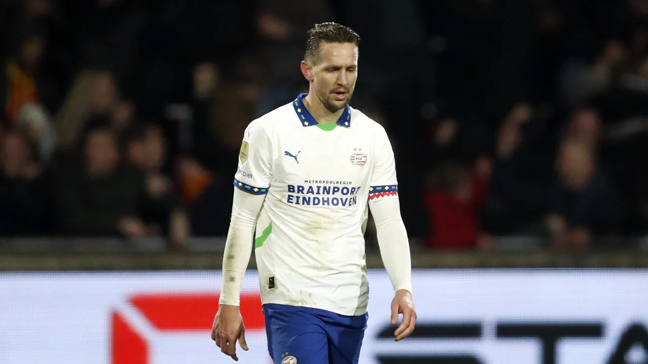 PSV verkeert in crisis na nederlaag bij Go Ahead Eagles