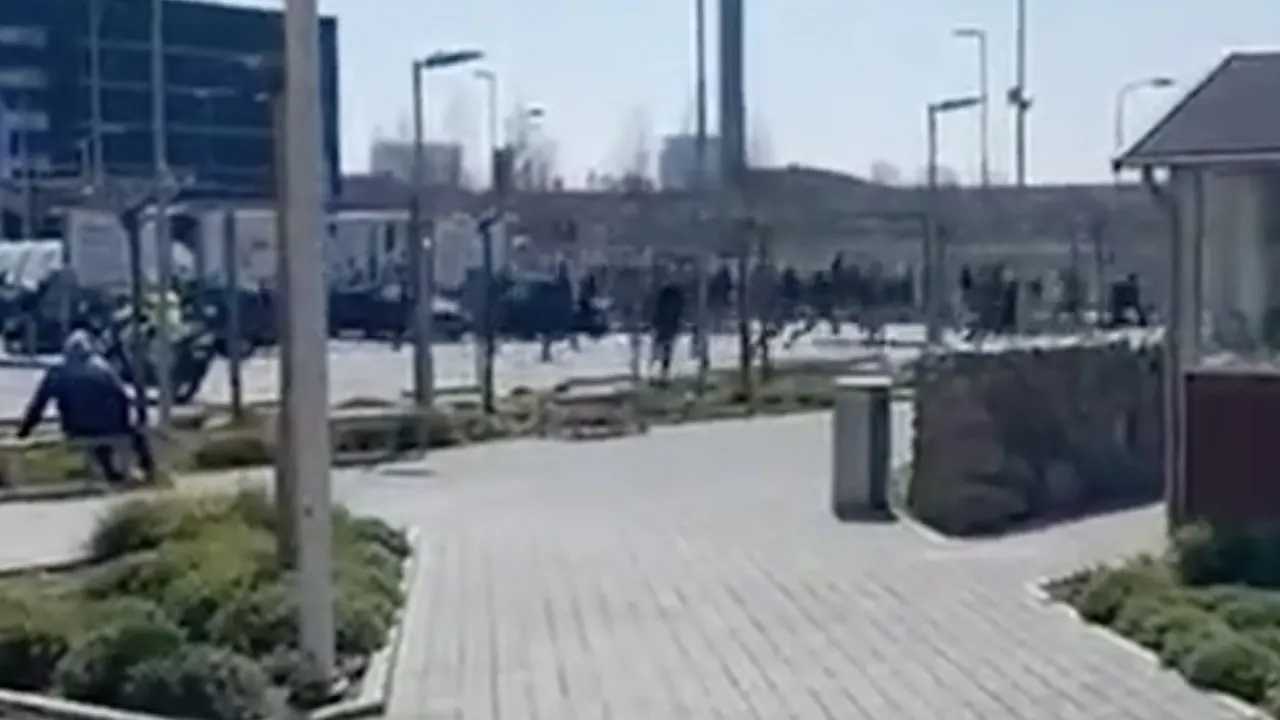 'Politie grijpt in bij confrontatie tussen voetbalsupporters in Delft'