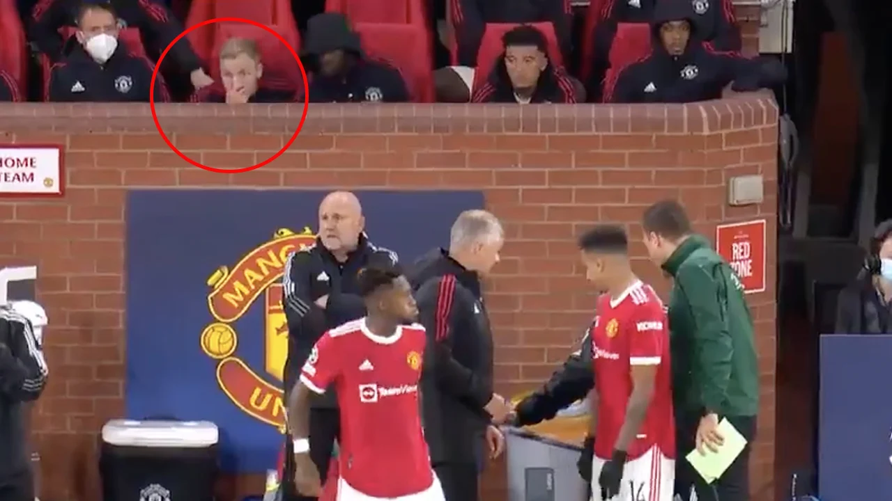 VIDEO: Van de Beek gooit uit frustratie kauwgom weg na wéér geen speeltijd