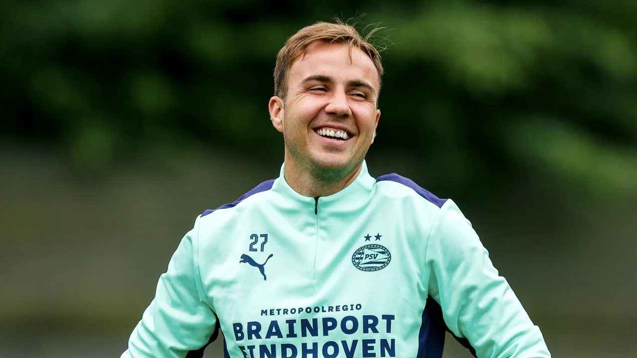 Götze reageert op regels Hugo de Jonge: 'Misschien de fans een riem omdoen'