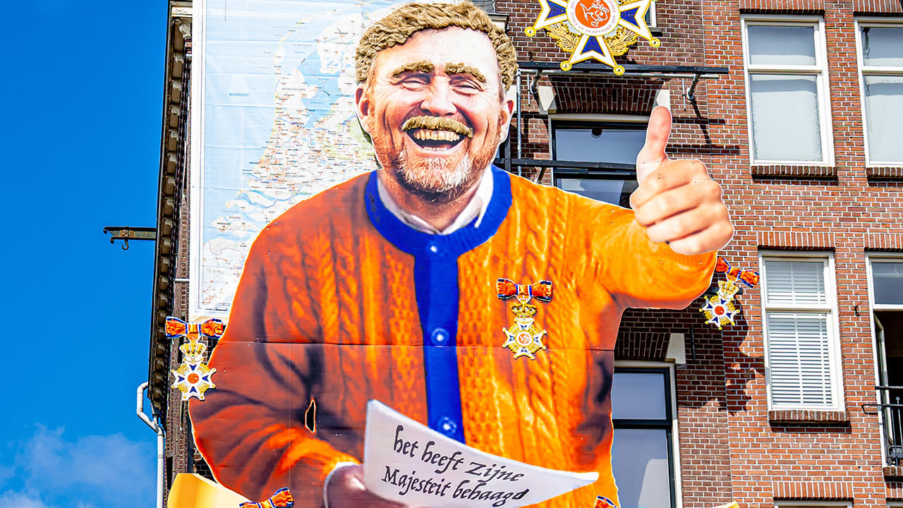 Amsterdams café onthult traditionele Koningsdagversiering; Willem-Alexander deelt lintjes uit