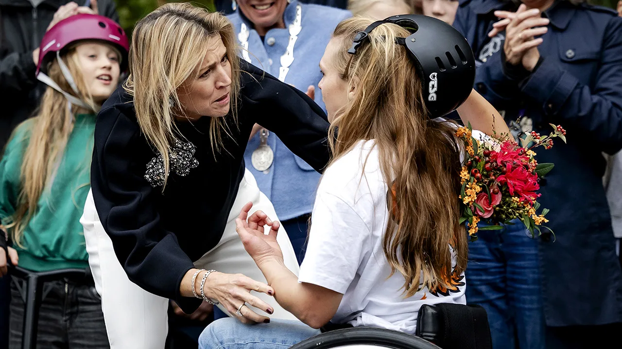 Koningin Máxima ontfermt zich over meisje na val met rolstoel
