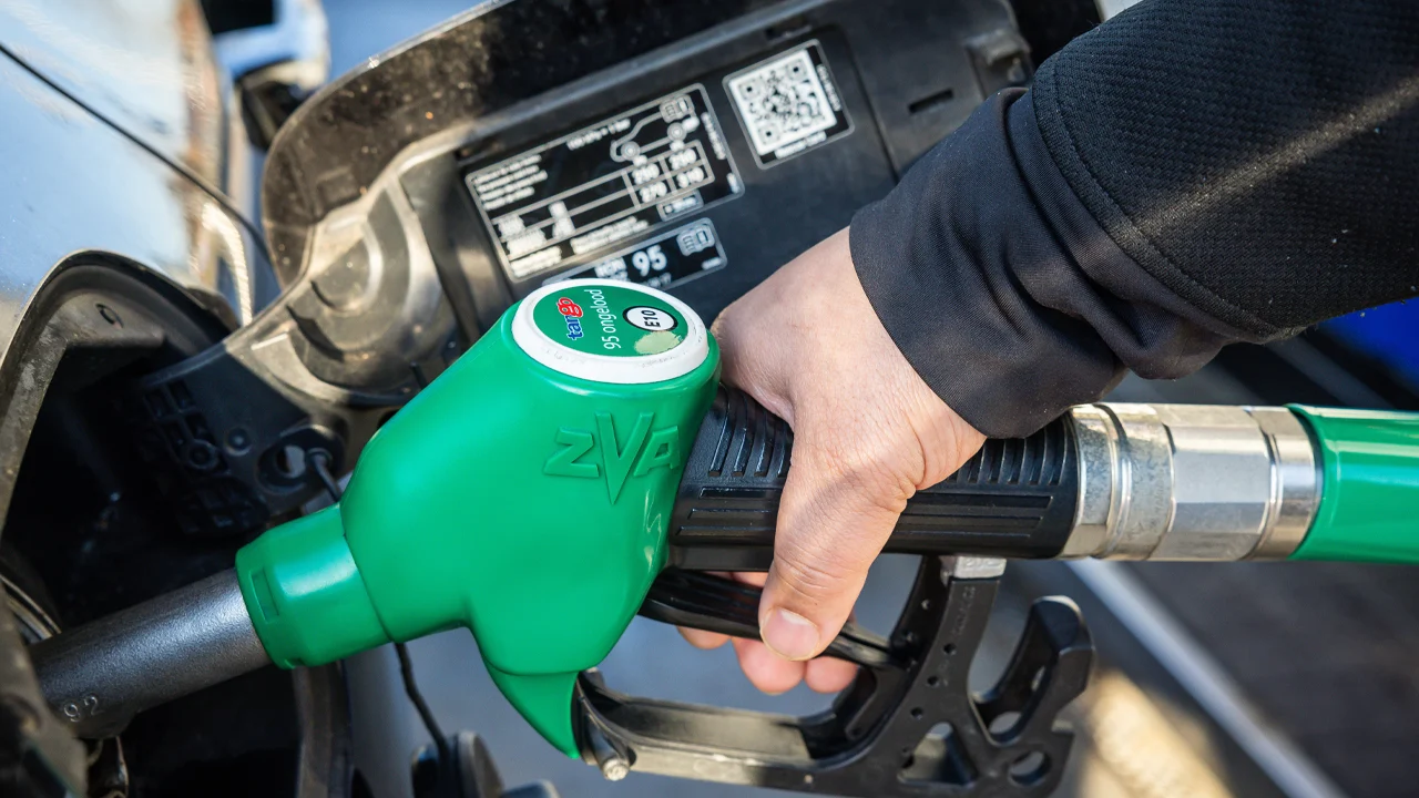 Dinsdag flinke prijsstijgingen aan de pomp: 'Automobilisten gaan eerste effecten merken'